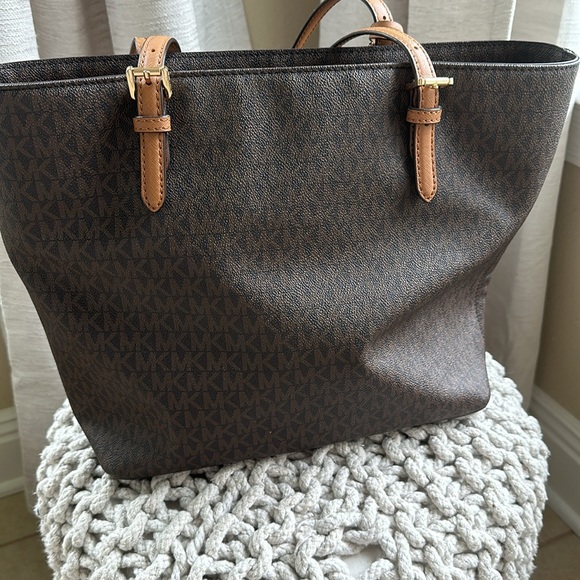 Michael Kors monogram handbag in brown and gold. - Picture 7 of 8